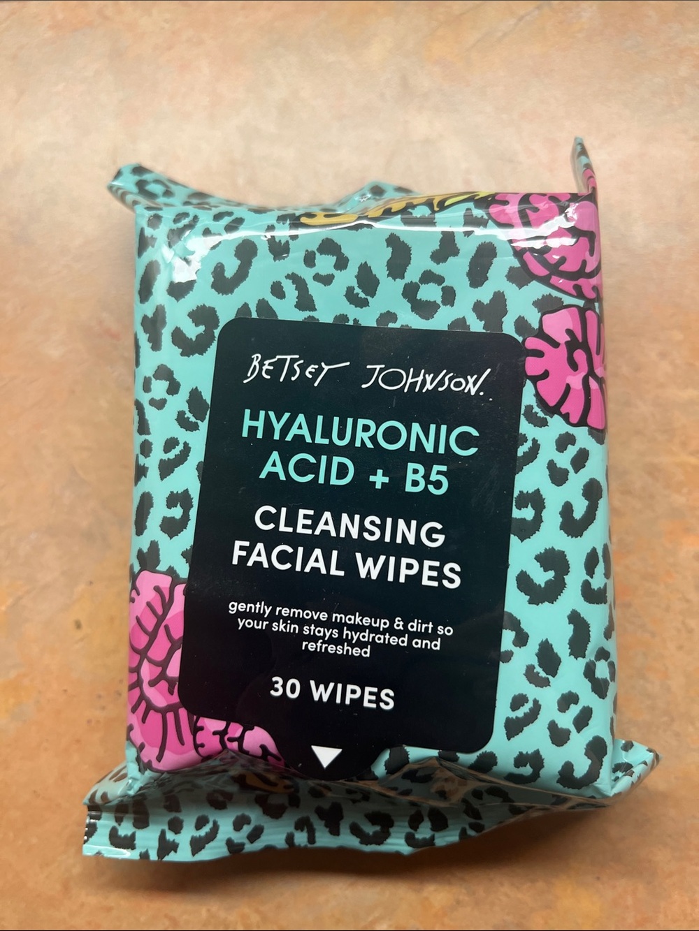 Betsey Johnson Hyaluronic Acid + B5 Cleansing Facial Wipes – Teal Packaging